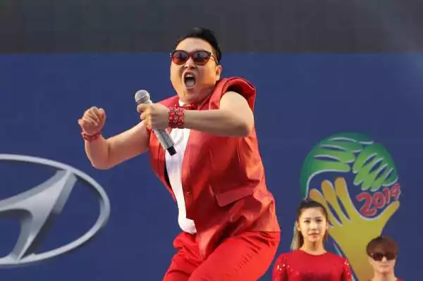 Il cantante Psy si esibisce sul palco durante una proiezione pubblica della partita tra Corea del Sud e Russia a Seoul, Corea del Sud.