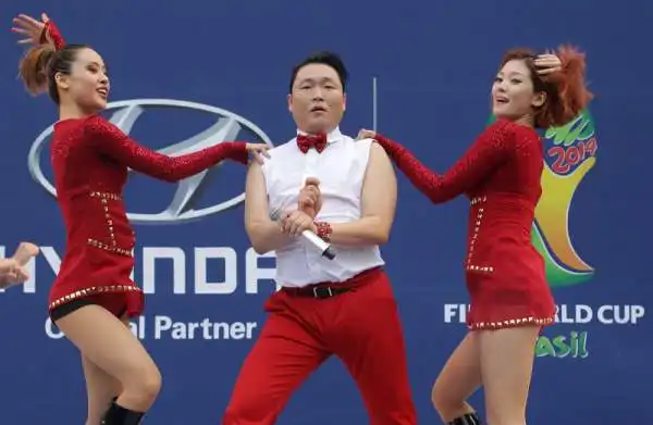 Il cantante Psy si esibisce sul palco durante una proiezione pubblica della partita tra Corea del Sud e Russia a Seoul, Corea del Sud.