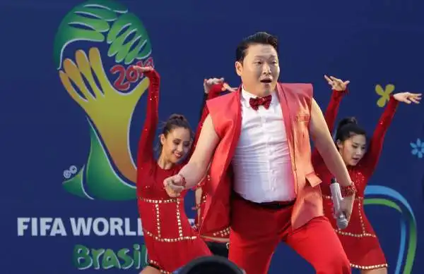 Il cantante Psy si esibisce sul palco durante una proiezione pubblica della partita tra Corea del Sud e Russia a Seoul, Corea del Sud.