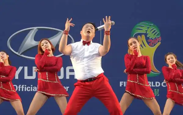 Il cantante Psy si esibisce sul palco durante una proiezione pubblica della partita tra Corea del Sud e Russia a Seoul, Corea del Sud.