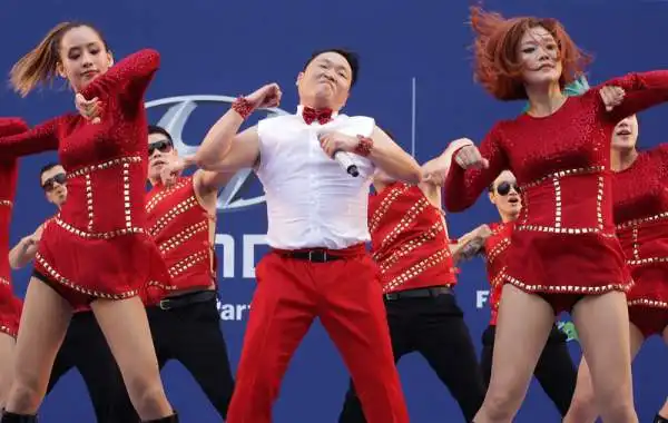 Il cantante Psy si esibisce sul palco durante una proiezione pubblica della partita tra Corea del Sud e Russia a Seoul, Corea del Sud.