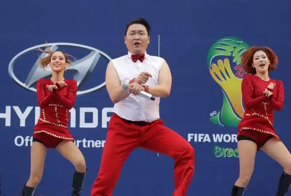 Il cantante Psy si esibisce sul palco durante una proiezione pubblica della partita tra Corea del Sud e Russia a Seoul, Corea del Sud.