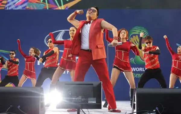 Il cantante Psy si esibisce sul palco durante una proiezione pubblica della partita tra Corea del Sud e Russia a Seoul, Corea del Sud.