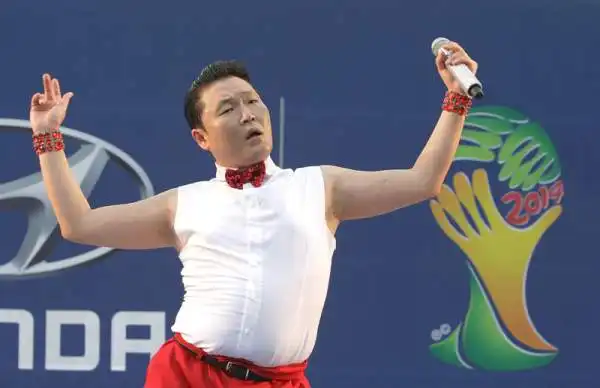 Il cantante Psy si esibisce sul palco durante una proiezione pubblica della partita tra Corea del Sud e Russia a Seoul, Corea del Sud.