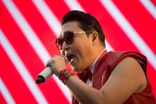 Il cantante Psy si esibisce sul palco durante una proiezione pubblica della partita tra Corea del Sud e Russia a Seoul, Corea del Sud.