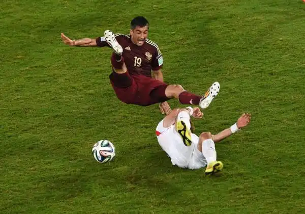 Papera di Akinfeev, 1-1 per Capello. Kerzhakov rimedia al gol regalato dal suo portiere alla Corea del Sud e firma almeno il pareggio della Russia.