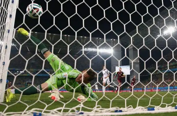 Papera di Akinfeev, 1-1 per Capello. Kerzhakov rimedia al gol regalato dal suo portiere alla Corea del Sud e firma almeno il pareggio della Russia.