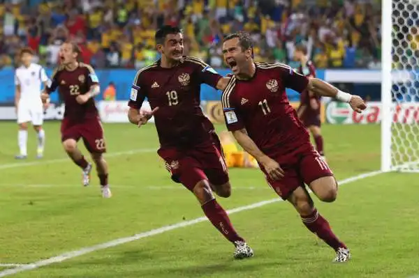 Papera di Akinfeev, 1-1 per Capello. Kerzhakov rimedia al gol regalato dal suo portiere alla Corea del Sud e firma almeno il pareggio della Russia.