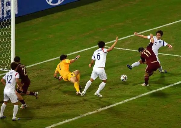 Papera di Akinfeev, 1-1 per Capello. Kerzhakov rimedia al gol regalato dal suo portiere alla Corea del Sud e firma almeno il pareggio della Russia.