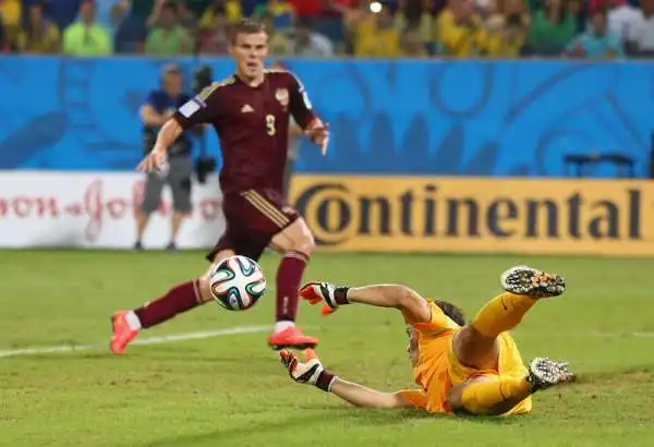 Papera di Akinfeev, 1-1 per Capello. Kerzhakov rimedia al gol regalato dal suo portiere alla Corea del Sud e firma almeno il pareggio della Russia.