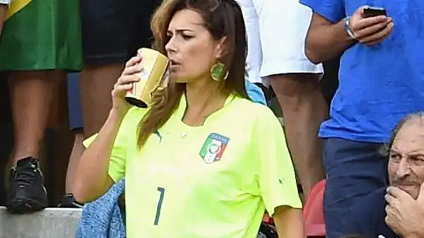 Alena Seredova, nonostante tutto, ha voluto seguire dal vivo in Brasile con i figli le partite di Buffon e compagni.