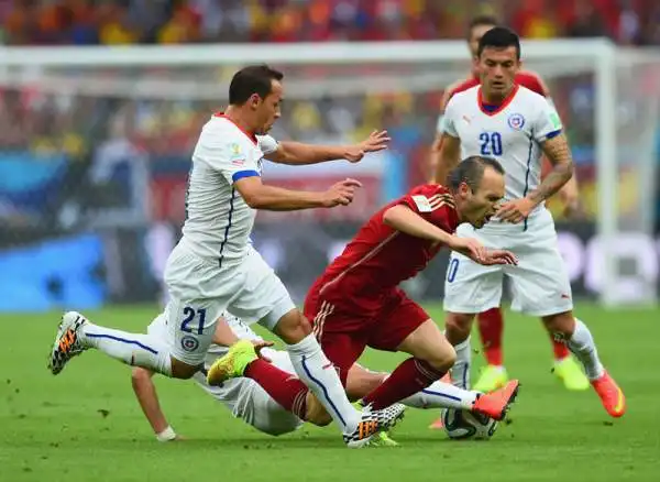 Spagna a casa, capolavoro Cile. Sanchez, Vidal e compagni si impongono 2-0 sugli iberici e pongono fine a un'era: le 'Furie Rosse' sono eliminate con una partita d'anticipo (e con l'Australia). Cile e