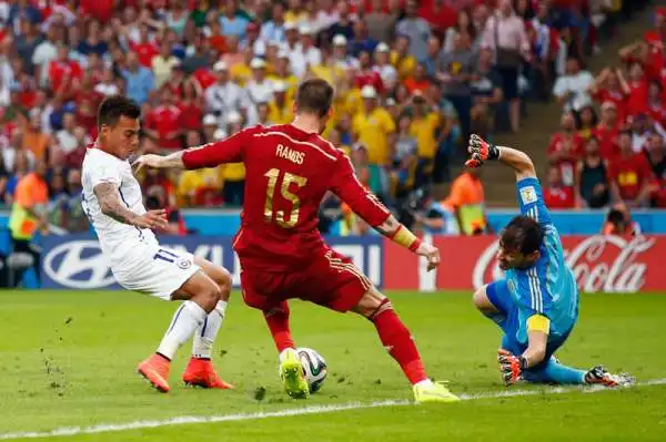 Spagna a casa, capolavoro Cile. Sanchez, Vidal e compagni si impongono 2-0 sugli iberici e pongono fine a un'era: le 'Furie Rosse' sono eliminate con una partita d'anticipo (e con l'Australia). Cile e