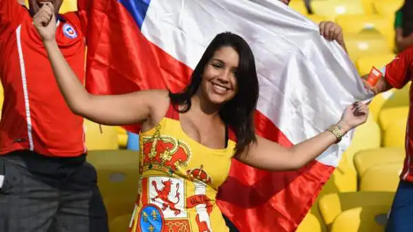 Gioia incontenibile per le cilene, occhi gonfi dalle lacrime per le spagnole. Il match del Maracanà si è giocato anche sugli spalti e nelle piazze di Spagna e Cile.