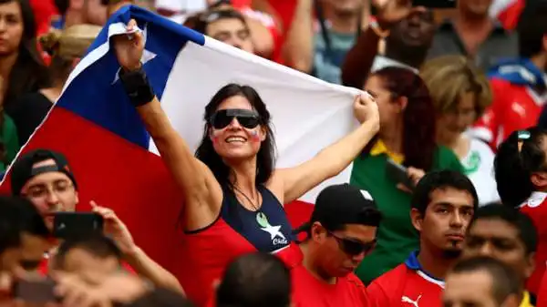 Gioia incontenibile per le cilene, occhi gonfi dalle lacrime per le spagnole. Il match del Maracanà si è giocato anche sugli spalti e nelle piazze di Spagna e Cile.