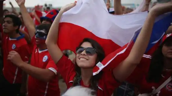 Gioia incontenibile per le cilene, occhi gonfi dalle lacrime per le spagnole. Il match del Maracanà si è giocato anche sugli spalti e nelle piazze di Spagna e Cile.