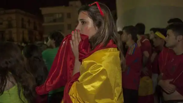 Gioia incontenibile per le cilene, occhi gonfi dalle lacrime per le spagnole. Il match del Maracanà si è giocato anche sugli spalti e nelle piazze di Spagna e Cile.