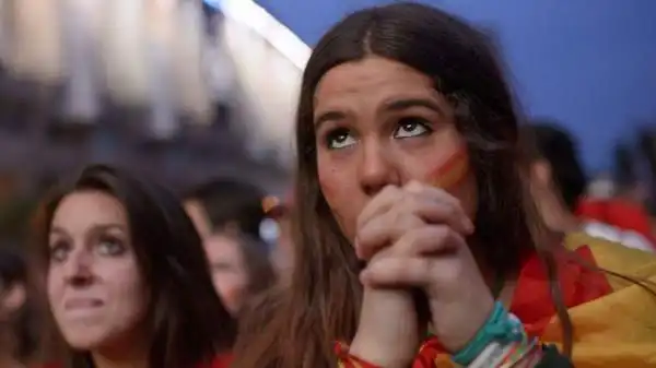 Gioia incontenibile per le cilene, occhi gonfi dalle lacrime per le spagnole. Il match del Maracanà si è giocato anche sugli spalti e nelle piazze di Spagna e Cile.