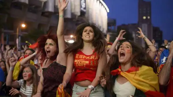 Gioia incontenibile per le cilene, occhi gonfi dalle lacrime per le spagnole. Il match del Maracanà si è giocato anche sugli spalti e nelle piazze di Spagna e Cile.