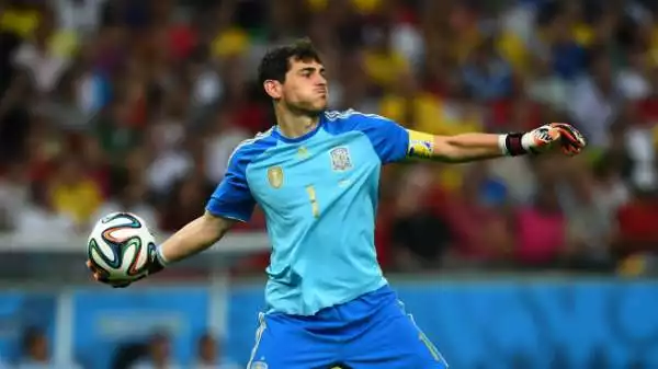 Iker Casillas, dopo la papera in finale di Champions, è riuscito a far peggio al Mondiale, contribuendo alla prematura eliminazione della Spagna: imbarazzante la partita con l'Olanda.