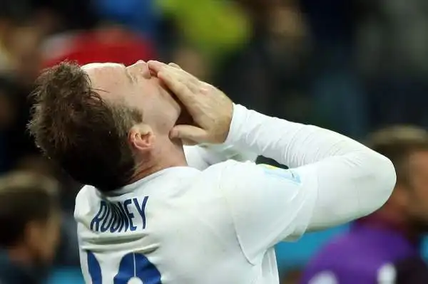 Suarez affonda l'Inghilterra: 2-1. La doppietta del 'Pistolero' manda ko la selezione di Hodgson e rialza la 'Celeste'. Inutile la rete di Rooney.