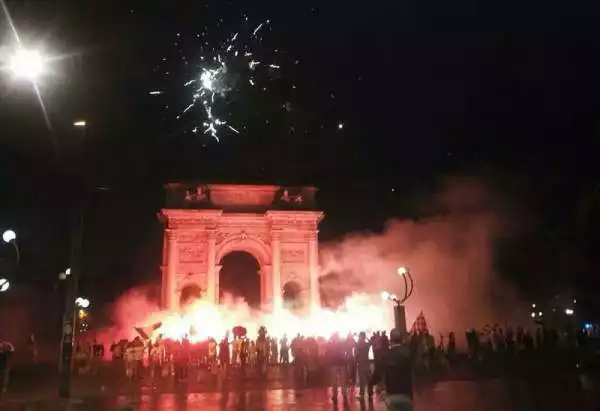 Grandi festeggiamenti a Milano per la conquista dello scudetto da parte dell'Olimpia.