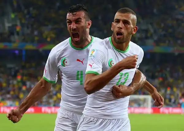 Algeria e Russia impattano per 1-1: Slimani risponde a Kokorin. I nord-africani si regalano la prima storica qualificazione: la formazione russa di Capello è eliminata.