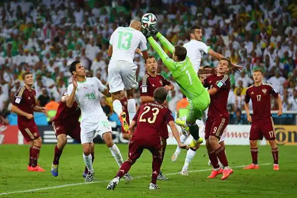Algeria e Russia impattano per 1-1: Slimani risponde a Kokorin. I nord-africani si regalano la prima storica qualificazione: la formazione russa di Capello è eliminata.