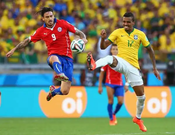 Rigori fatali al Cile, il Brasile ai quarti. La Seleçao trema contro Sanchez e compagni (1-1) ma dal dischetto centra la qualificazione.