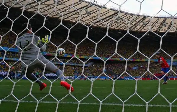 Rigori fatali al Cile, il Brasile ai quarti. La Seleçao trema contro Sanchez e compagni (1-1) ma dal dischetto centra la qualificazione.