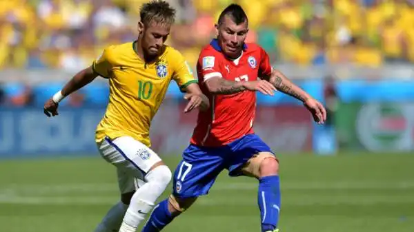 Neymar 7. Se gira lui, gira il Brasile. Se lui rifiata, sono dolori. Dopo un gran primo tempo, colpito dagli avversari e dai crampi, si defila ma realizza un rigore fondamentale.
