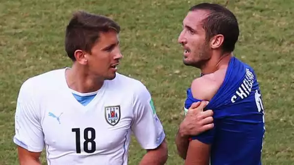 L'attaccante dell'Uruguay Suarez, non visto dall'arbitro, ha addentato Chiellini nella partita decisiva per il passaggio del turno nel girone dei Mondiali.