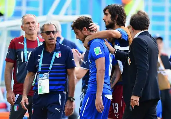 L'Italia è fuori dal Mondiale. Un colpo di testa di Godin mette fine all'avventura degli Azzurri al Mondiale: l'Uruguay vince per 1-0 e si qualifica agli ottavi di finale. Proteste della Nazionale per