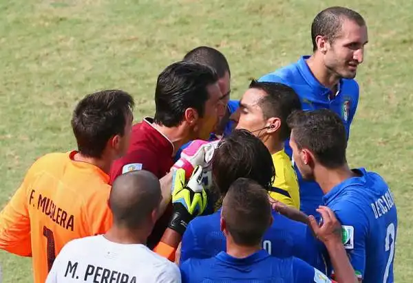 Chiellini 6: con Suarez, che lo morde, e Cavani litiga dal primo minuto.