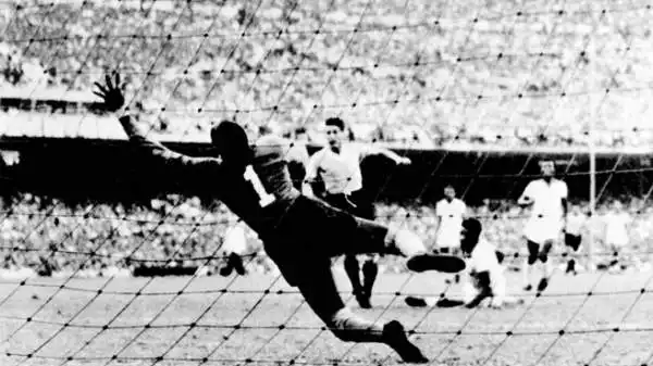 Il doppio ex: Juan Alberto Schiaffino disputò 21 partite con la nazionale uruguaiana, vincendo il Mondiale nel 1950 e 4 con quella italiana. Suo nonno era originario di Camogli. E' morto nel 2002.
