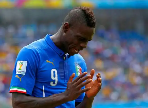 L'Italia è fuori dal Mondiale. Un colpo di testa di Godin mette fine all'avventura degli Azzurri al Mondiale: l'Uruguay vince per 1-0 e si qualifica agli ottavi di finale. Proteste della Nazionale per