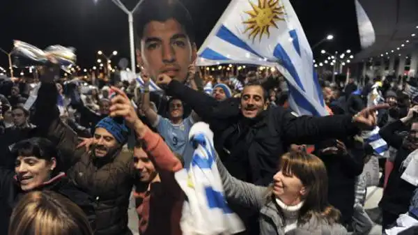 Gli uruguaiani hanno scelto Suarez e hanno dimostrato in migliaia tutto il loro affetto e sostegno all'attaccante, squalificato per aver morso Chiellini alla spalla.