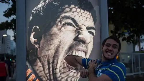 Gli uruguaiani hanno scelto Suarez e hanno dimostrato in migliaia tutto il loro affetto e sostegno all'attaccante, squalificato per aver morso Chiellini alla spalla.