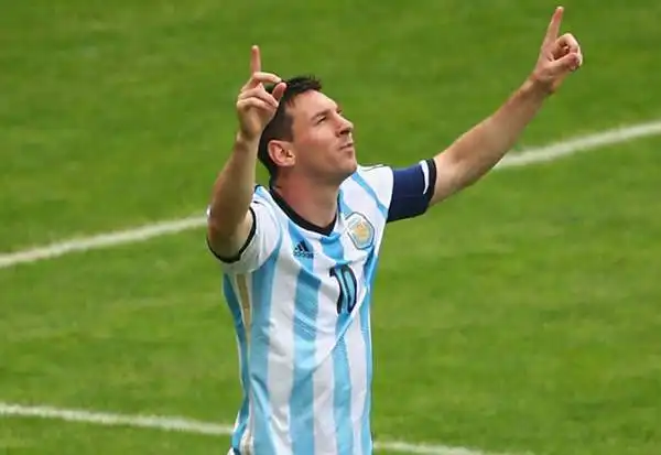 Messi show, Nigeria ko ma avanti. Doppietta della "pulce" nel 3-2 dell'Argentina sulle "super aquile" che passano comunque agli ottavi grazie alla sconfitta dell'Iran.