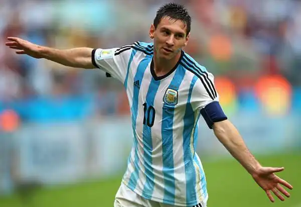 Messi show, Nigeria ko ma avanti. Doppietta della "pulce" nel 3-2 dell'Argentina sulle "super aquile" che passano comunque agli ottavi grazie alla sconfitta dell'Iran.