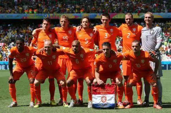 Olanda, rimonta incredibile. Messico ko. Gli oranje superano per 2-1 i Tricolores ribaltando l'iniziale vantaggio di Giovani con due reti nel finale di partita, firmate Sneijder e Huntelaar: sono ai q