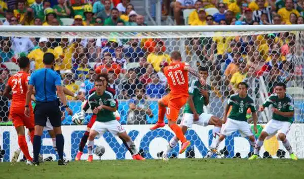 Olanda, rimonta incredibile. Messico ko. Gli oranje superano per 2-1 i Tricolores ribaltando l'iniziale vantaggio di Giovani con due reti nel finale di partita, firmate Sneijder e Huntelaar: sono ai q