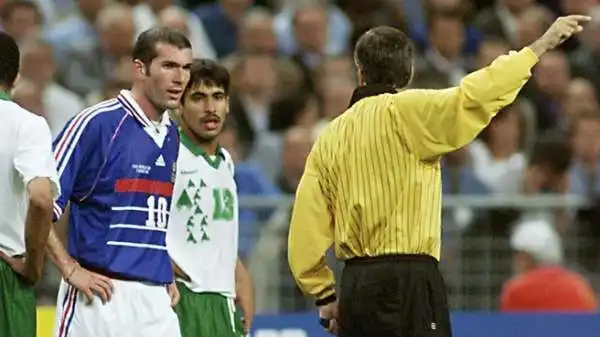 Ai Mondiali del 1998 Zidane calpesta il saudita Amin e si vede infliggere due turni di squalifica dalla FIFA.