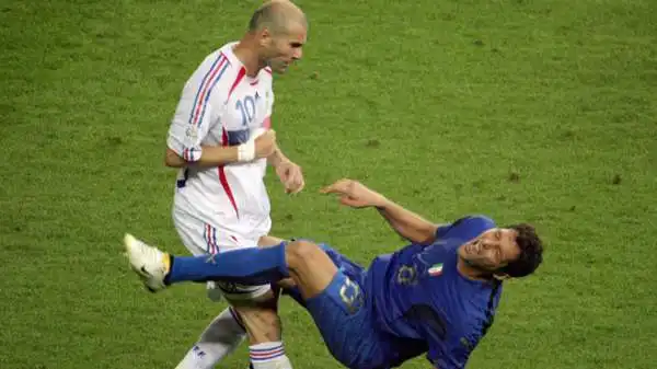 La testata di Zidane a Materazzi, durante la finale del Mondiale del 2006, costò tre giornate di stop al francese. Che però appese la scarpe al chiodo.