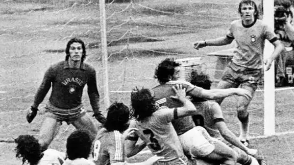 Con una indegna entrata su Neeskens Luis Pereira, uomo simbolo del Brasile 1974, chiuse il suo Mondiale in anticipo.