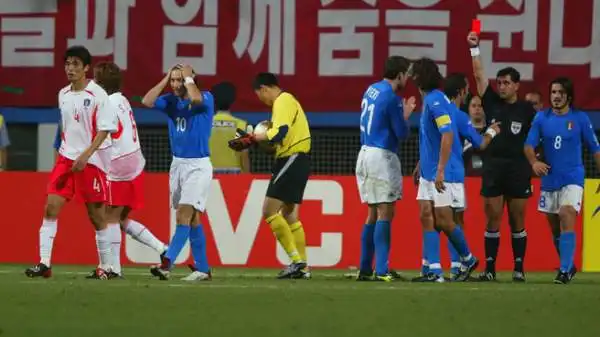 Nel 2002 il tristemente famoso Byron Moreno cacciò Totti per simulazione nella partita persa al golden gol contro la Corea del Sud.