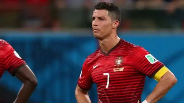 Cristiano Ronaldo 5,5. La palla del pari per Varela è un cioccolatino, ma non può bastare per la sufficienza. In Brasile non è nemmeno l'ombra del CR7 Pallone d'Oro e campione d'Europa. Che succede?