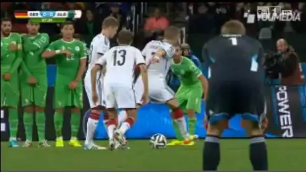 Germania-Algeria: Müller prende la rincorsa su punizione, cade, si rialza, porta a compimento la finta e libera la traiettoria a Schweinsteiger, che può calciare il pallone.