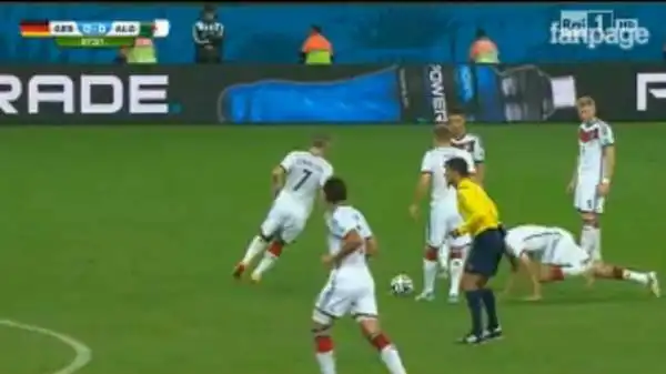 Germania-Algeria: Müller prende la rincorsa su punizione, cade, si rialza, porta a compimento la finta e libera la traiettoria a Schweinsteiger, che può calciare il pallone.