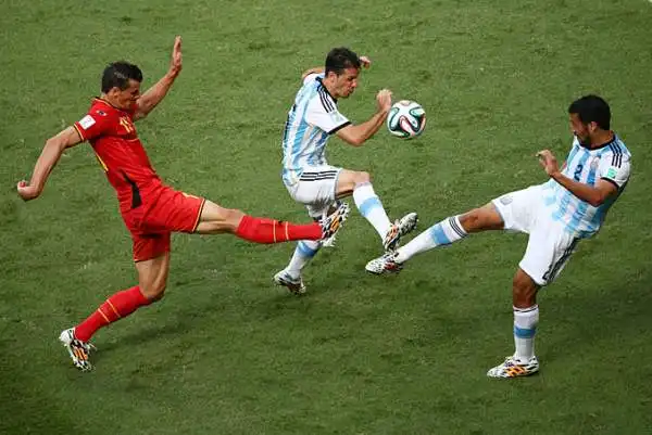 La rete del giocatore del Napoli Higuain al 7' elimina il Belgio e porta l'albiceleste per la prima volta dal 1990 tra le prime quattro del mondo. Di Maria infortunato.